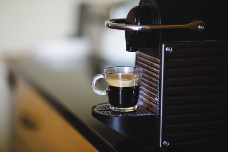 Wie man eine Nespresso-Maschine in 4 einfachen Schritten reinigt
