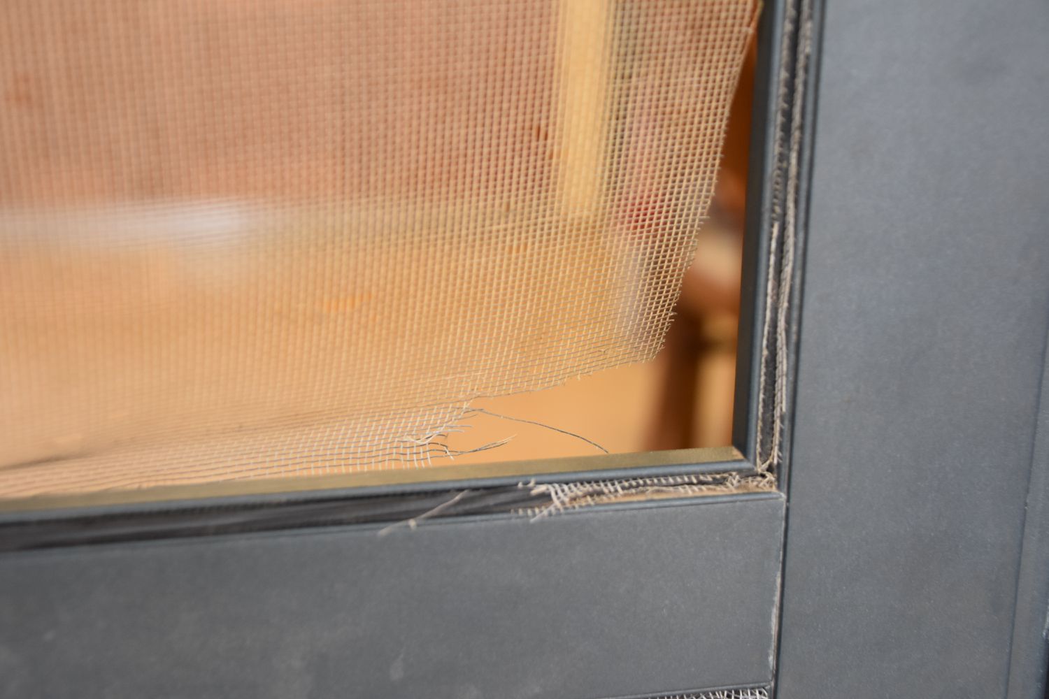 Reparatur eines Fensterscreens in einem Metallrahmen