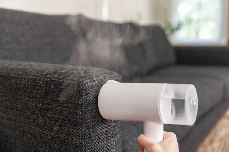 Dampfreinigung einer Couch in 4 einfachen Schritten